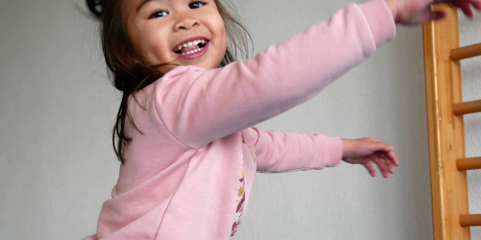 Bild eines Mädchens, das in der Heilpädagogischen Frühberatung auf einem Trampolin springt