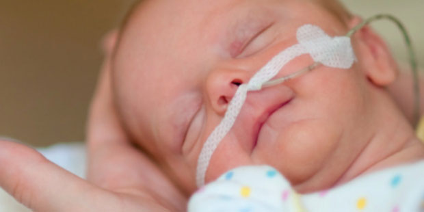 Ein Baby wird auf der Neonatologie des KSW Winterthur betreut.